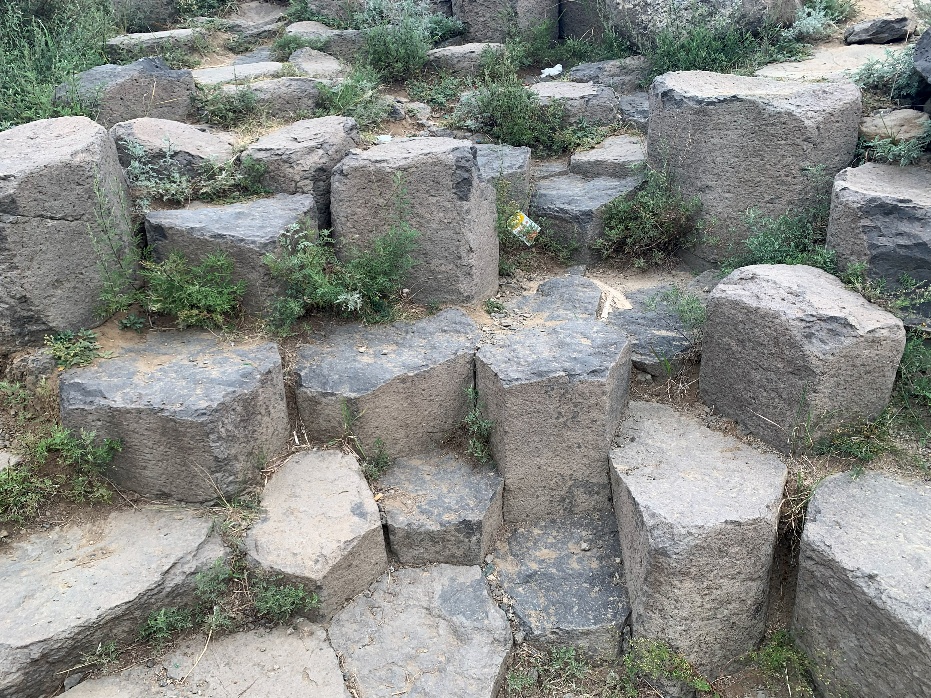 草原上的火山遗迹