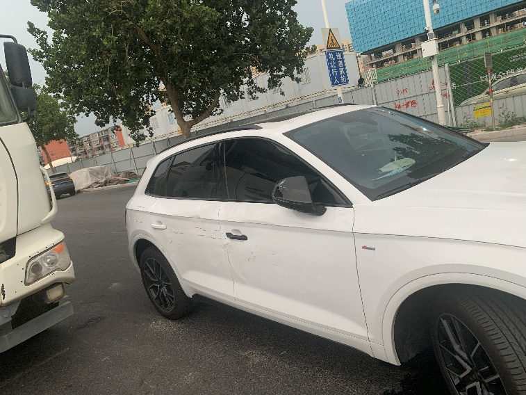 在保定由于疲劳驾驶，我和右侧卡车发生了碰擦