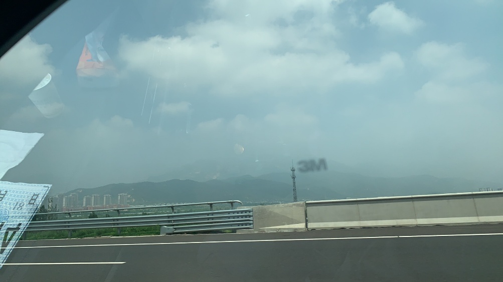 高速公路右侧云雾中的泰山